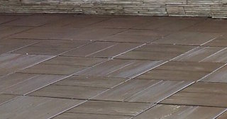 Бетонная брусчатка двора в Екатеринбурге в октябре