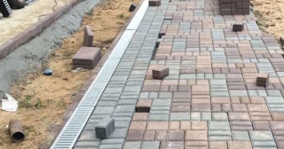 Профессиональная укладка плитки на улице в Екатеринбурге в октябре