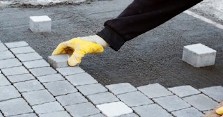 Монтаж тротуарной плитки на даче в Екатеринбурге в октябре