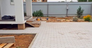 Укладка тротуарной плитки во дворе в Екатеринбурге в октябре