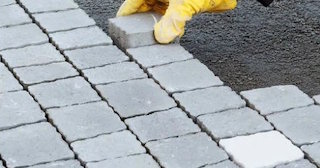 Укладка квадратной тротуарной плитки в Екатеринбурге в октябре