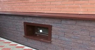 Облицовка цоколя панелями под камень в Екатеринбурге в октябре