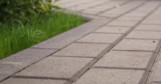 Профессиональная укладка тротуарных дорожек в Екатеринбурге в октябре